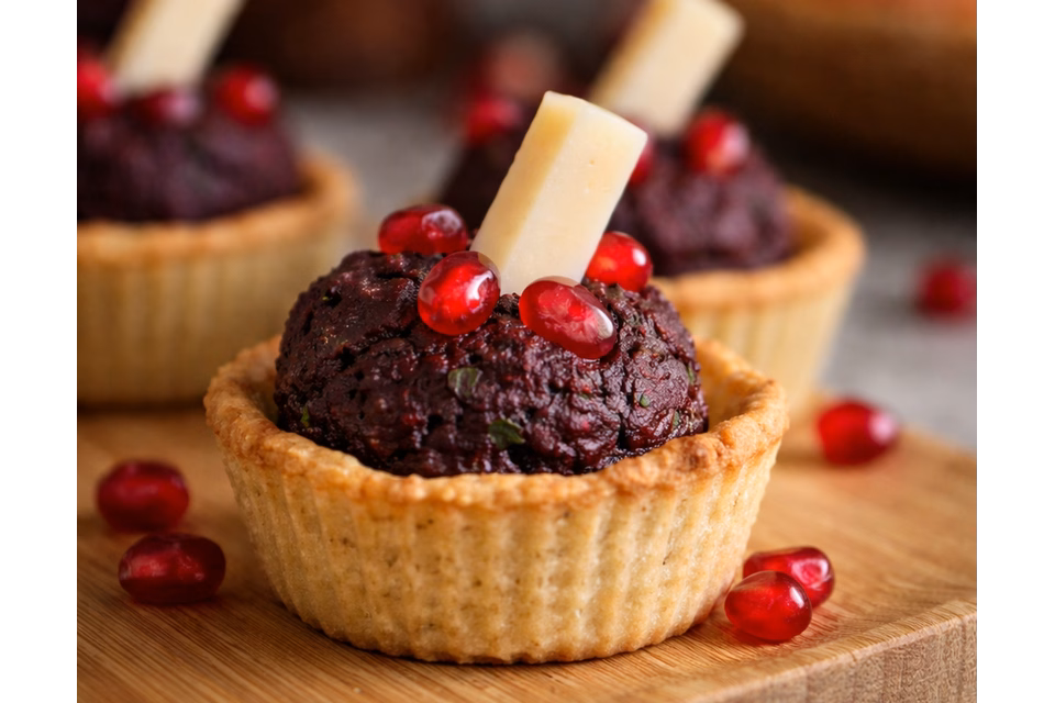 ფენოვანი ცომის კალათა ჭარხლის ფხალის შიგთავსით, მორთული თეთრი ყველის ნაჭრითა და ბროწეულით