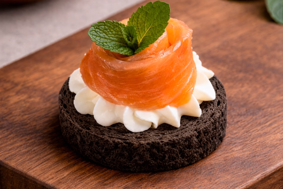 მადისაღმძვრელი კანაპე შავ პურზე, ნაზი კრემ-ყველით, ორაგულის ნაჭრითა და პიტნის ფოთლით