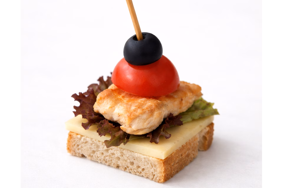 კანაპე ქათმის ხორცით, ჩერი პომიდვრით, ყველითა და ზეთისხილით.