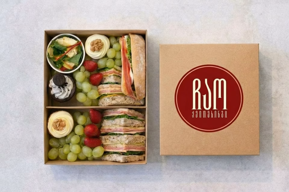 ინდივიდუალური ლანჩ-ბოქსი (Lunch Box) ჯანსაღი საკვებით; მოსახერხებელი ქეითერინგის გადაწყვეტილება ბათუმში ღონისძიებებისთვის.