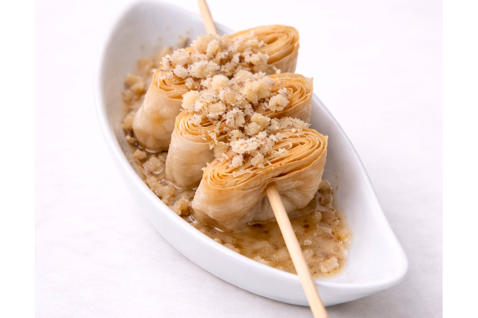 ტრადიციული ტკბილი სინორი ნიგვზის დეკორით, მორგებული ფურშეტის ფორმატზე – ფურშეტისთვის.