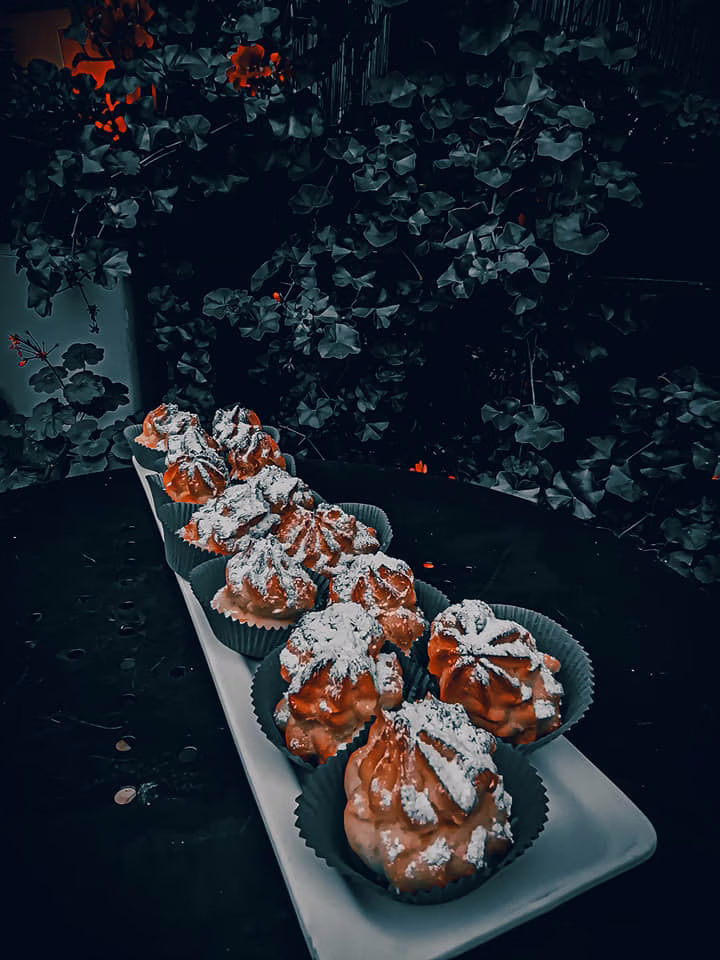 ფრანგული შუ-დესერტების ასორტი ნაზი კრემით, მომზადებული საზეიმო ფურშეტისთვის.